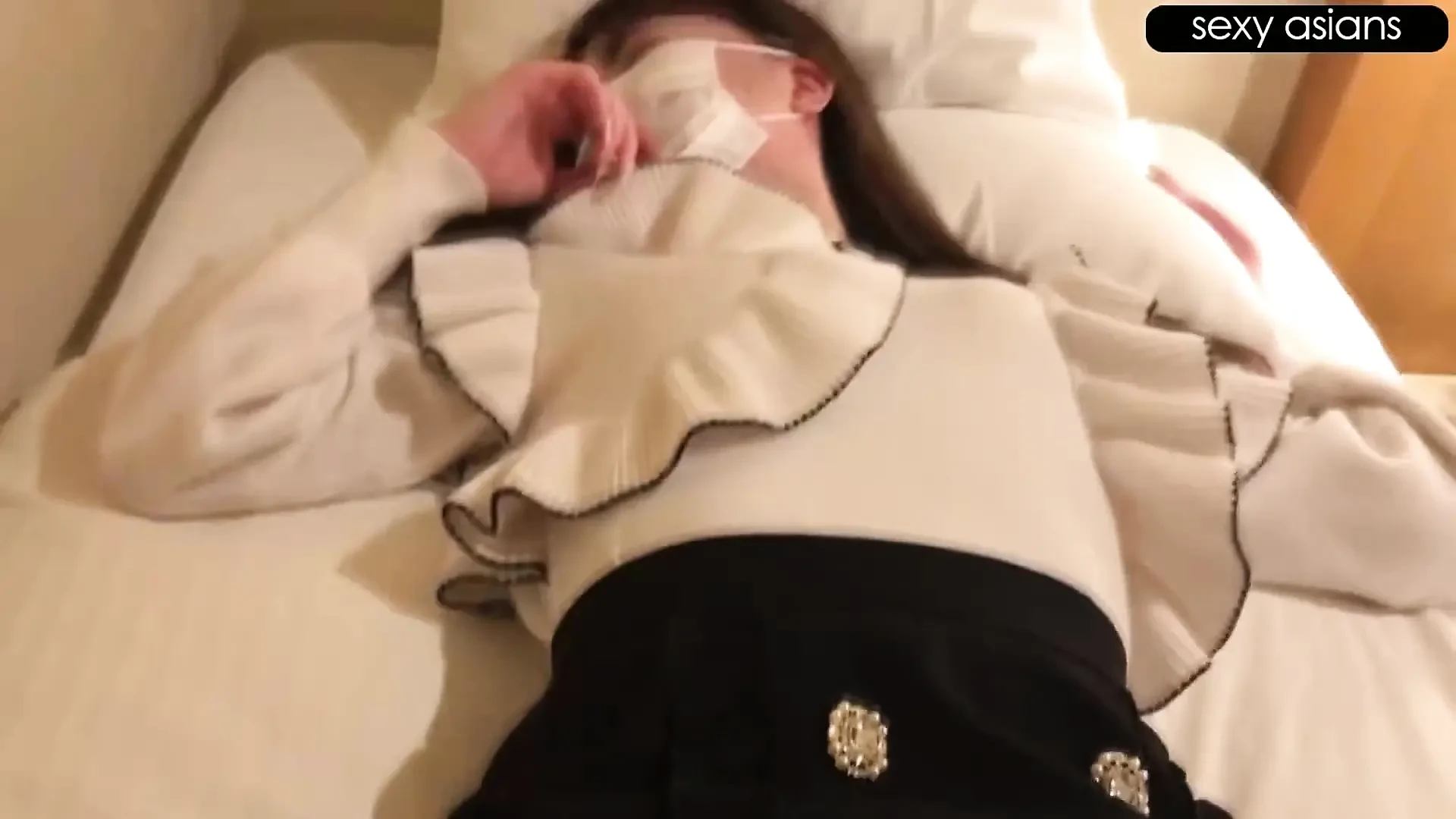 女仆咖啡馆秘密玩耍. 苗条的美女在闭门前打破每一条规则时, 无辜地微笑.