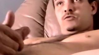 Лихая в любительском видео с большим членом мастурбирует и кончает с толстыми порциями спермы