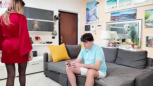 СТРАСТЬ ПАСЫНКА К ВИДЕОИГРАМ ПОДВЕРГАЕТСЯ ИСПЫТАНИЮ ИЗВРАЩЁННОЙ МАЧЕХОЙ