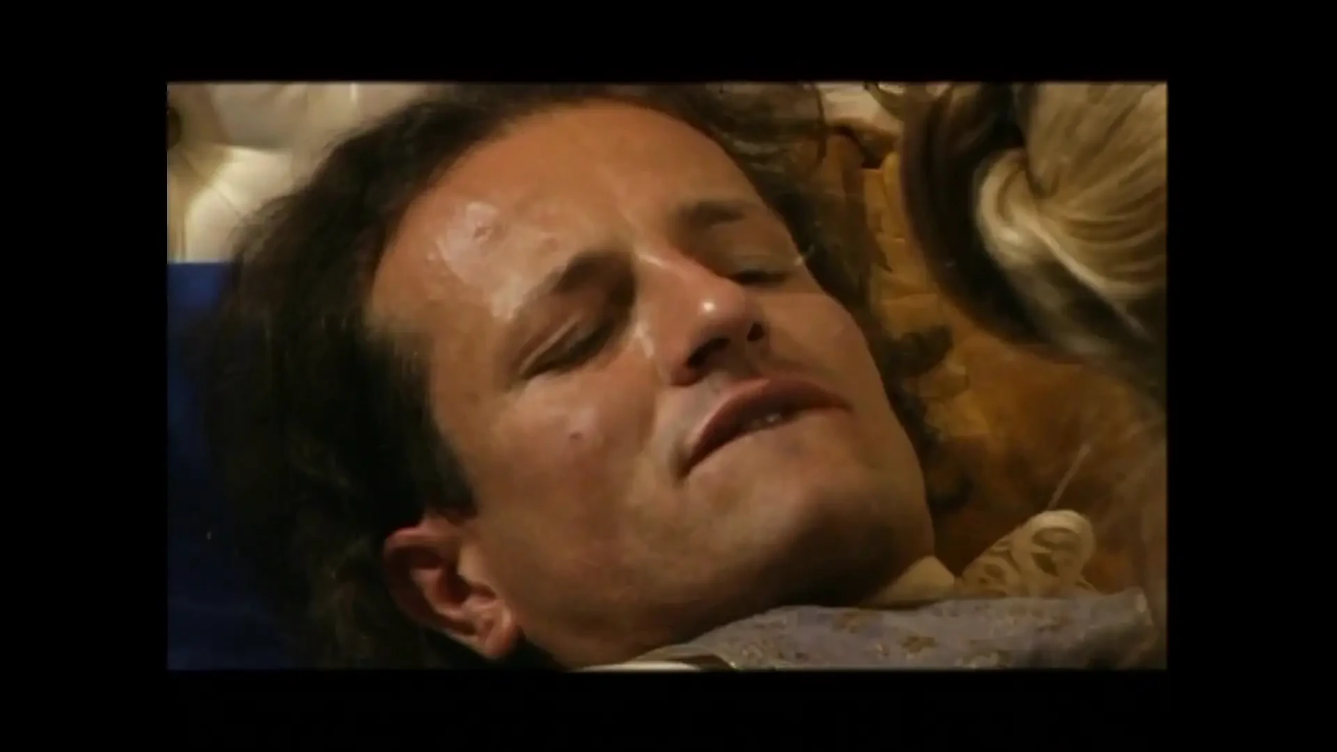 Urocza dziewczyna daje mężowi obie