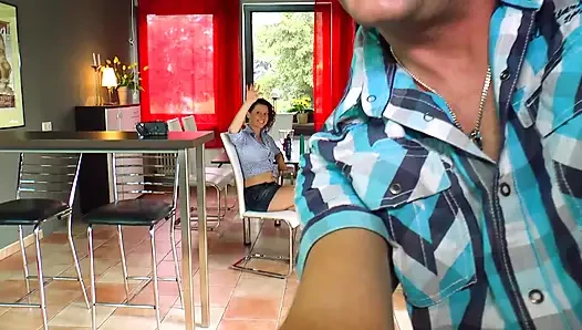 Cewek super semok ini didobel penetasi hot di dapur