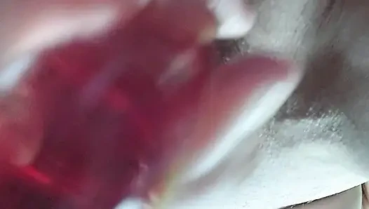 Milf mit dildo, oder fingermeister, der auf muschi oder anus bastelt