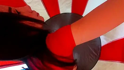 Ateşli esmer sıkı amcıklı minyon bebek evin ortasında yaraklarla oynamak için bir sirk çadırına sahip