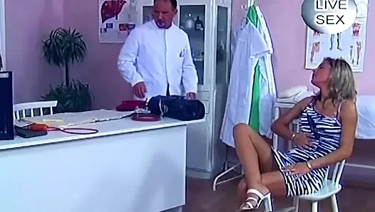 Пациентка-блондинка сосет член доктора перед трахом на жестком полу