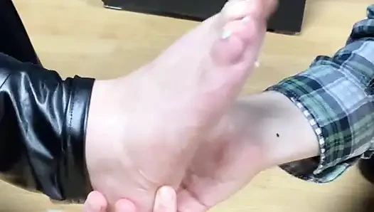 Он ест благодаря моим ногам...