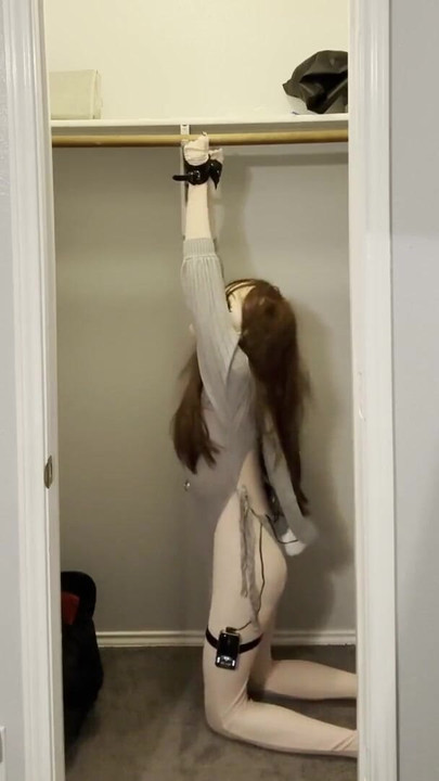 Zadivljujući trenutak iz "Kigurumi Cuffed and Electrostim"