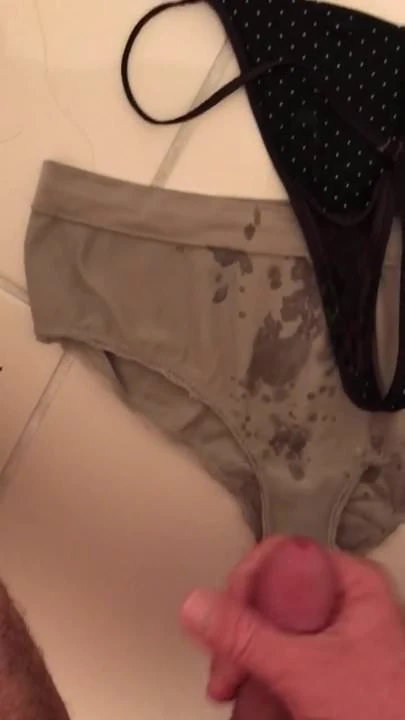 Sperma på fruens trosor som bär styvdotter trosor