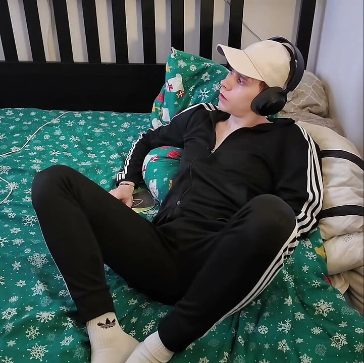 Young twingo jerking off and playing his ass