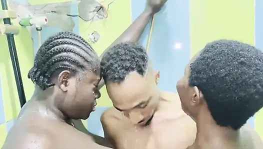 Siyahlar sadece çekim öncesi duş zamanı bu seksi biseksüel zenci ve erkeğiyle sevişmeye dönüştü