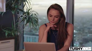 Tushy Tori Black heeft nu een dubbele penetratie nodig