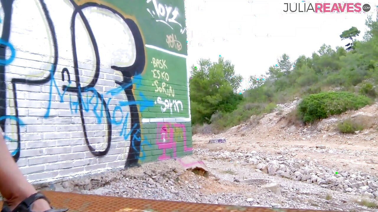 Cadela é fodida enquanto é fodida ao ar livre