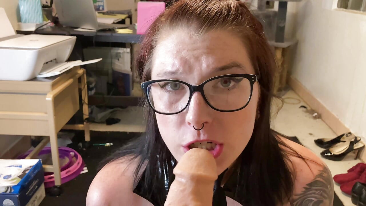 La salope bimbo au bureau