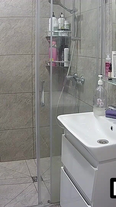 LUUV. Cunnilingus i ženski orgazam posle tuširanja na kameri rijaliti šou | Klip 3