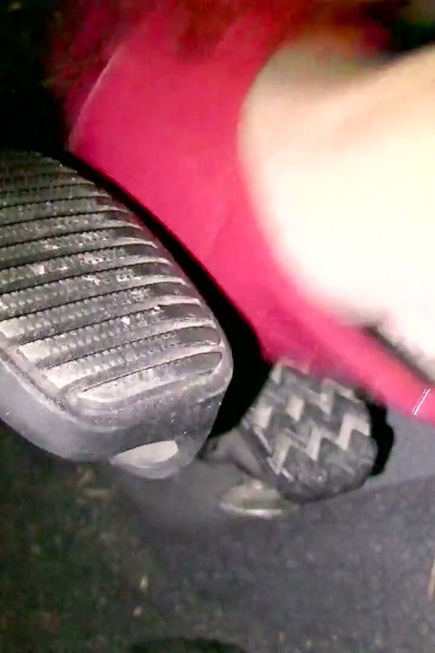 Leichtes und langsames Pedalpumpen in roten Patentflats und roten Hosen