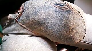 Obsceniczne wybrzuszenie w ręcznie robionych dżinsach