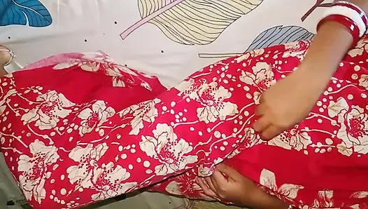 Hintli kadın evde tek başına mastürbasyon yapıyor