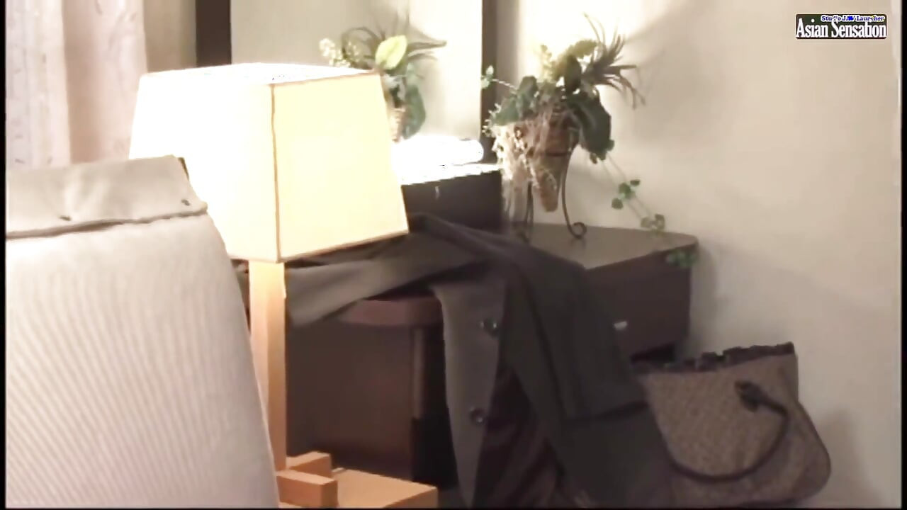 Esposa traidora geme enquanto a melhor amiga do marido penetra em seu ep7