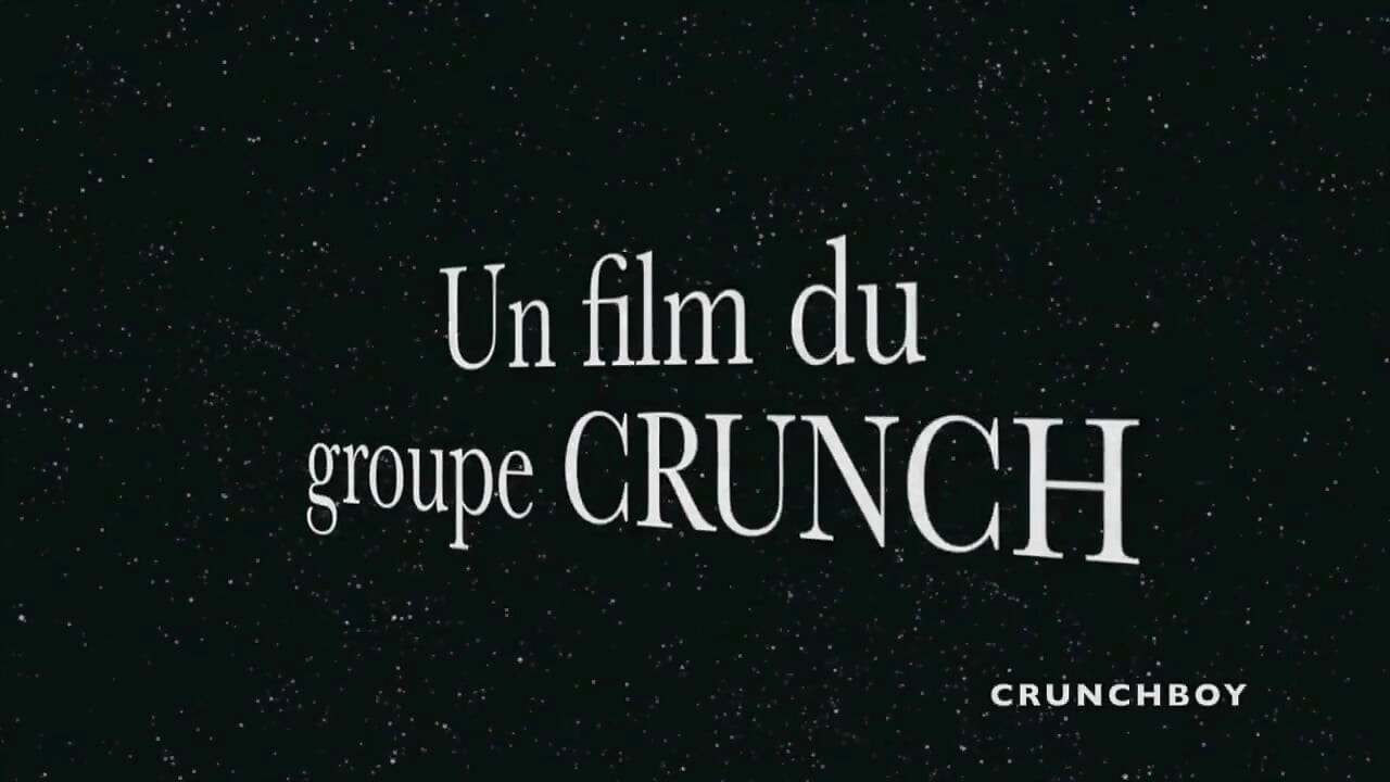 Едуин чука приятеля си навън близо до басейна