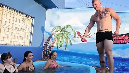 3 yaramaz arkadaş, havuz sahibine Xerecard'da ödeme yapıyor