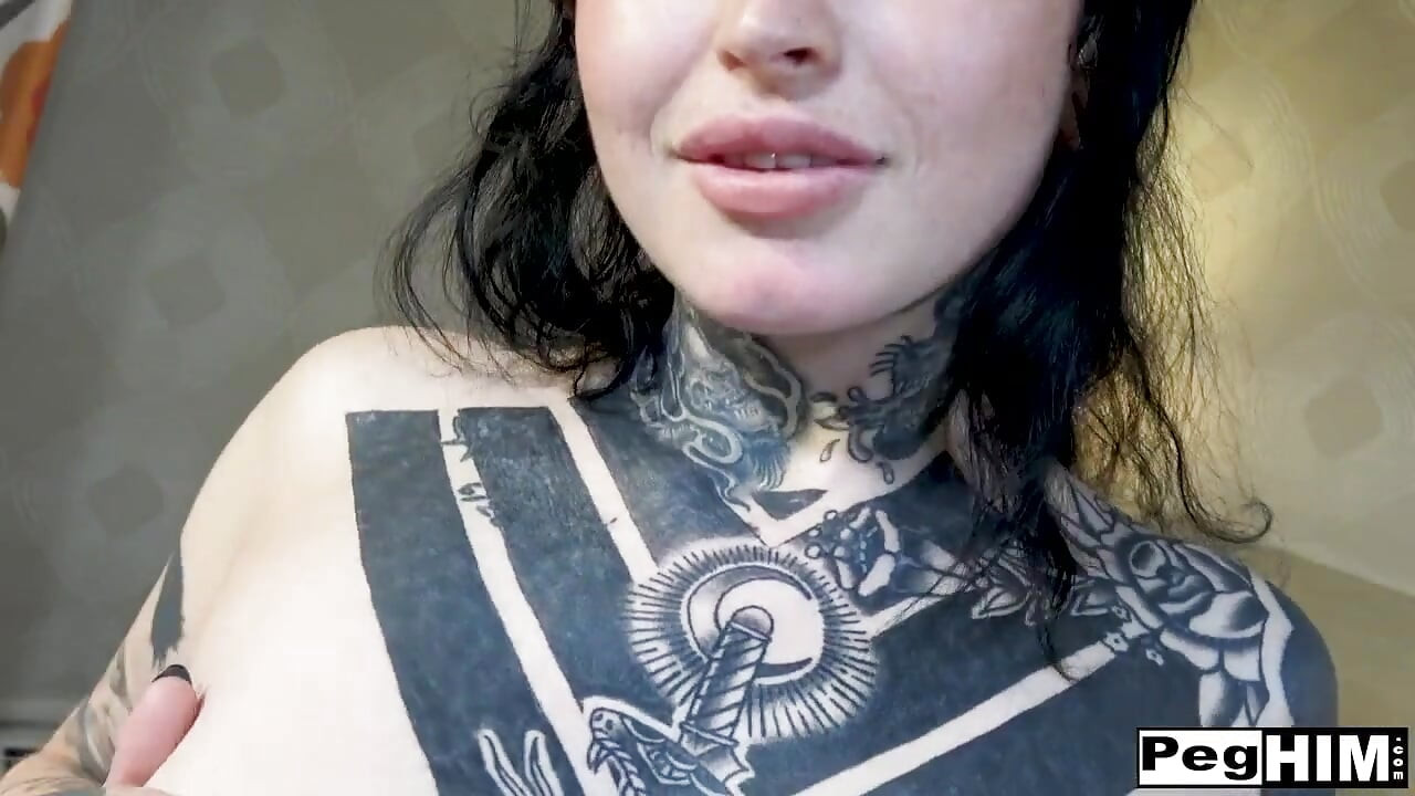 Tattooed big natural tits Honey Milk strapon pegging in a hotel