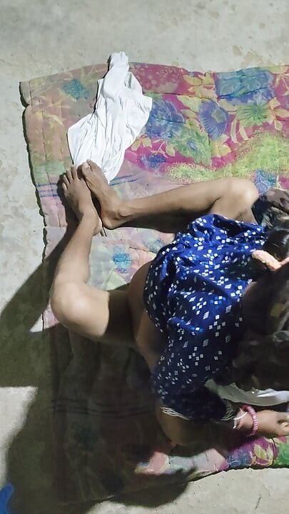 Une jolie fille sexy et sexy du cul du village