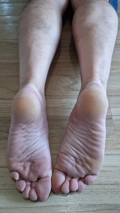 裸足を崇拝して射精して