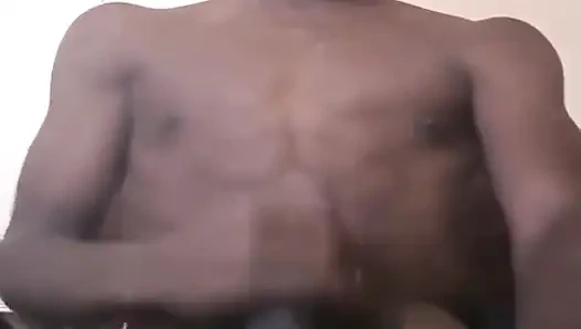 Büyük zenci ile kanepede oynuyor