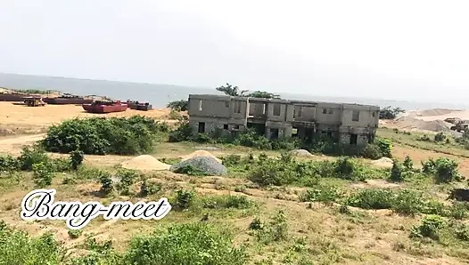 Aku ketemu sama orang asing di gedungku yang belum lengkap