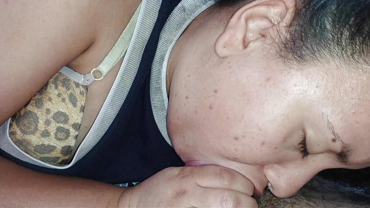 DEEPTHROAT BASAH DAN PANAS, JALANG MENELAN DALAM BATANG ZAKAR KERAS
