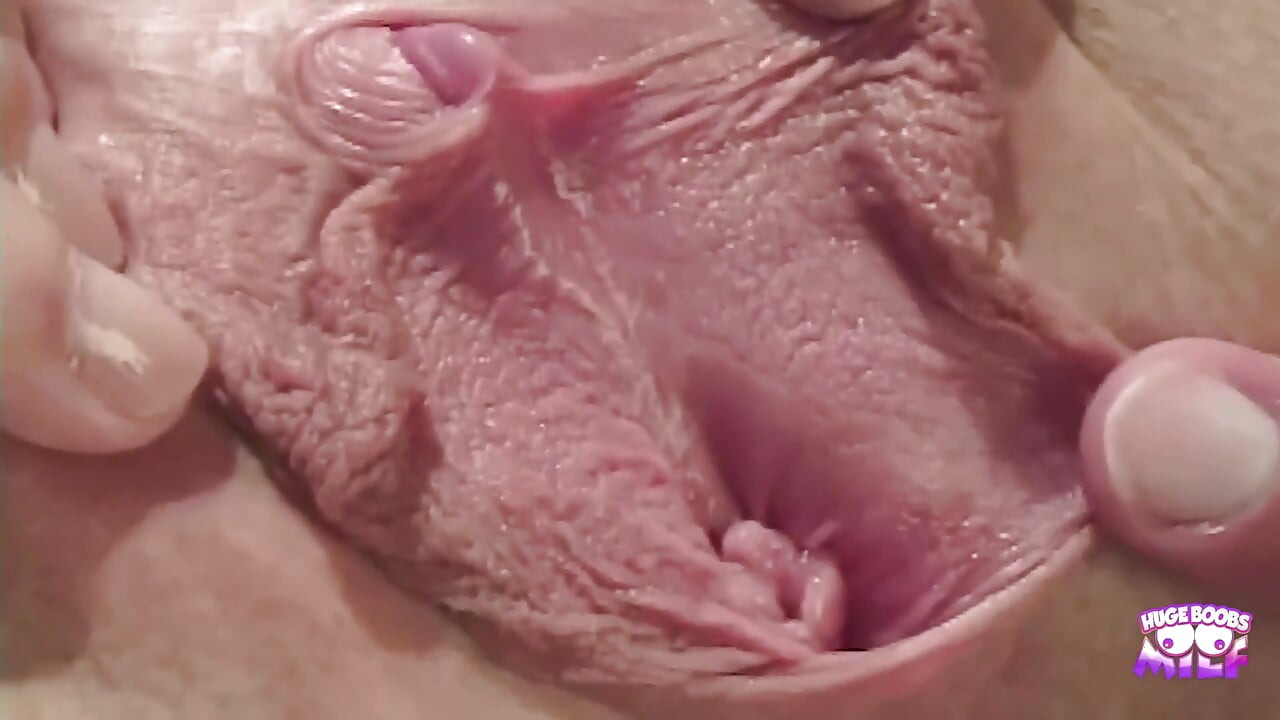 Lijepo bušenje vani pored bazena seksi plavuše lisice s lažnim bazongama