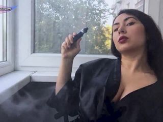 Fată cu țâțe mari fumând și masturbându-și pizda după o plimbare