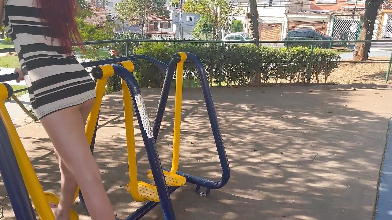 私は妻を公園に連れて行き、見せびらかす