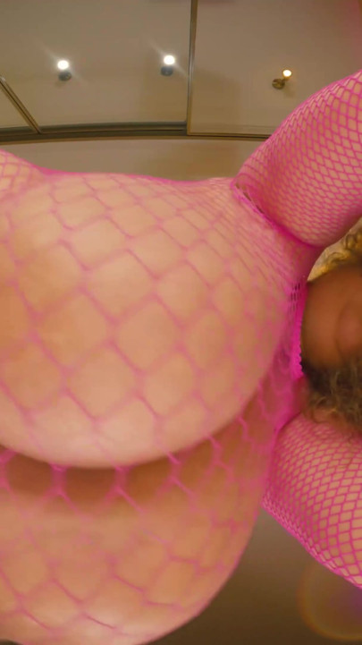 ミルフが大きな胸をあなたの顔の上で揺らす | クリップ 1