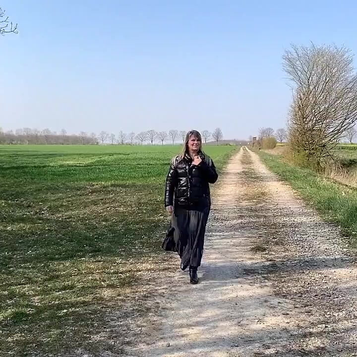 Dışarıda yürürken işedim