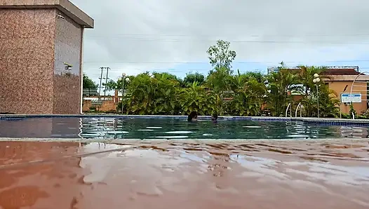 Сперма, плавающая в бассейне, жесткий секс в воде, двойной оргазм