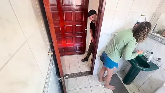 Ein Verwandter reibt sich im badezimmer an seiner stiefnichte.
