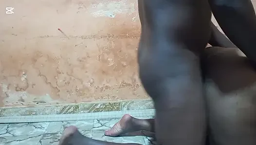Сексуальную квартирантку трахают на мате