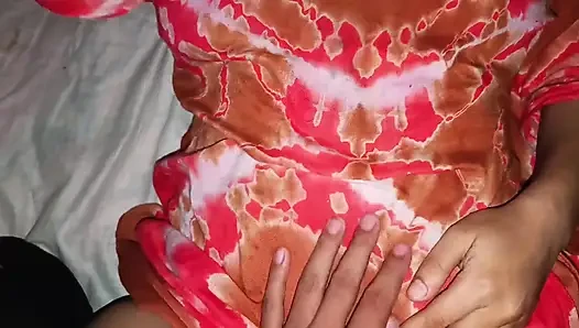 Orta yaşlı seksi kadın kocasını otel odasında genç bir erkek arkadaşıyla aldatıyor