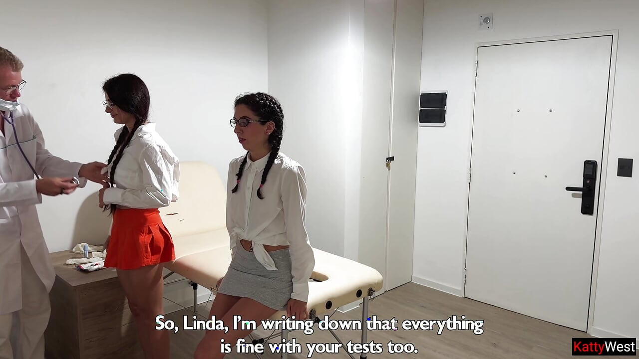 Las estudiantes Katty West y Kate Rich pierden la vigilancia durante los exámenes ginecológicos de rutina