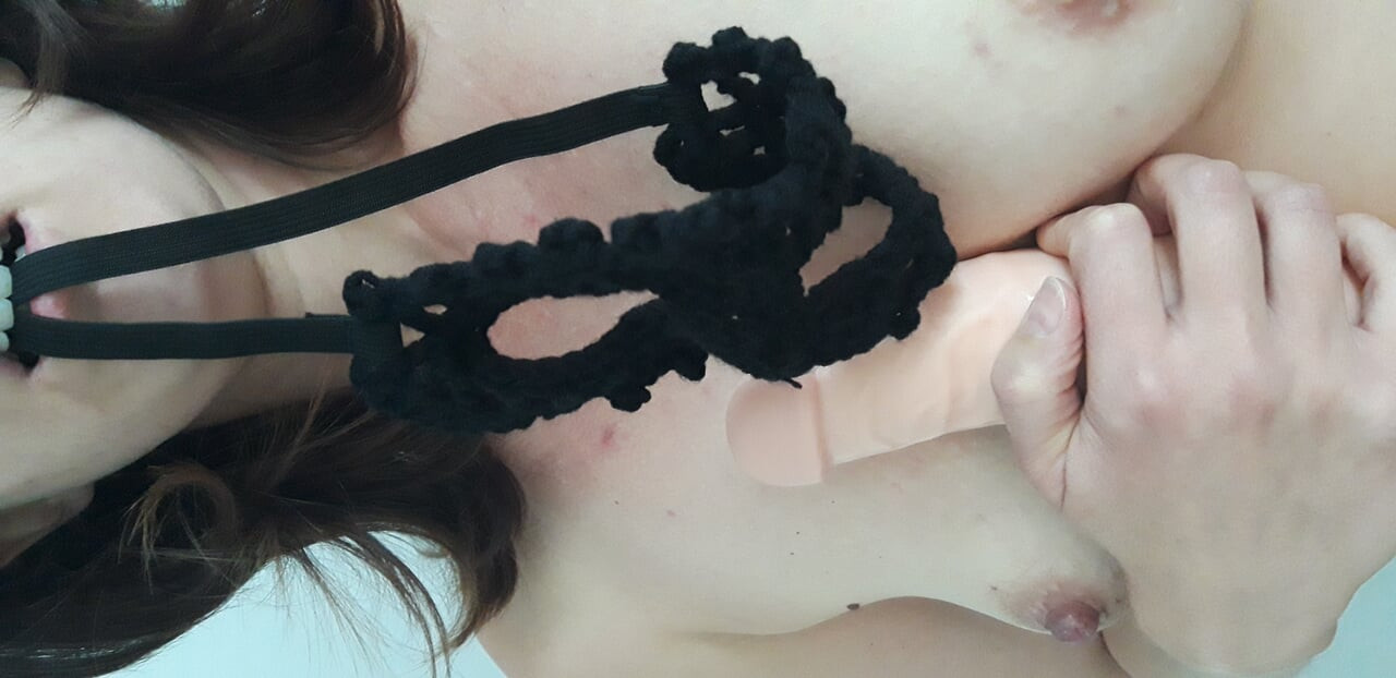 Robienie loda na wielkim 24 cm dildosie