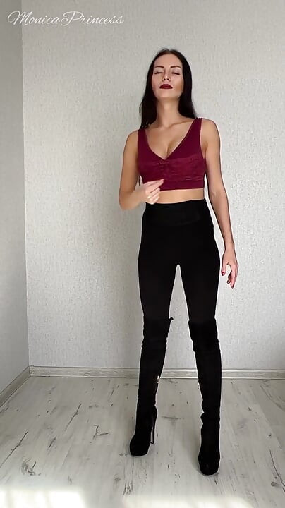 Giantess minik erkekleri sıkıyor ve yiyor
