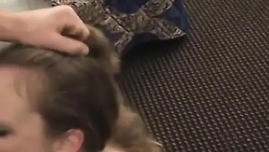 Schmutzige blonde erotik kriegt steven london tief in den hals