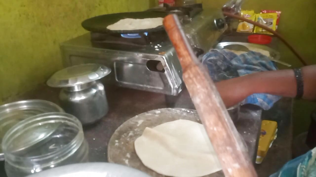 Sex cu casnică indiană din Kerala în bucătăria de gătit