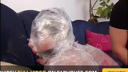 Seksi büyük memeli sarışın folyoya sarılı halde parmaklıyor