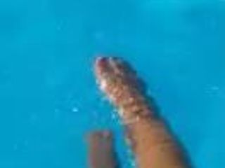 Pie en la piscina (stopala u bazenu)