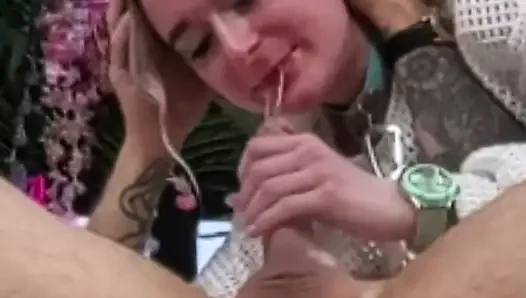 Thea summers gibt A, behandelt schlampigen blowjob und fickt im doggystyle!