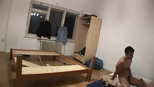 Brünette mit kleinen titten genießt es, von dem schwanz eines fremden gepflügt zu werden