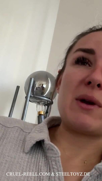 Klíčový okamžik od "Ballbusting Tipy s krutým reellem - Ultimátní hra bolesti a potěšení! 🔥"