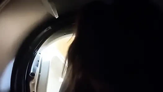 Adik tiri yang mungil terjebak di pengering