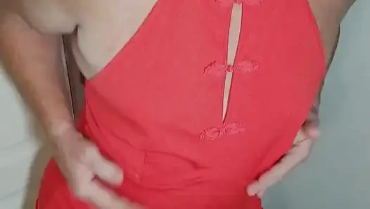 Küçük kırmızı elbise, her yere boşalıyor